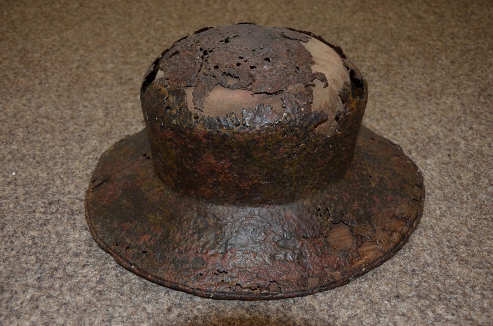 Husitský klobouk. Vzpomínka na husitskou minulost města Žatce. Je součástí historické expozice v Regionálním muzeu v Žatci. 